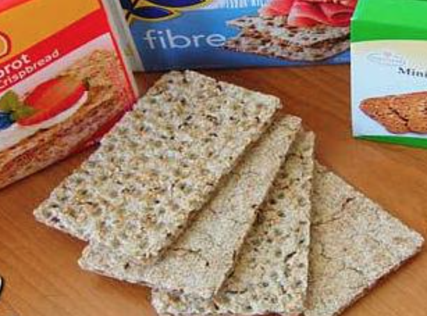 Ensalada de tomate y lechuga con tortilla de huevos y 4 laminas de pan wasa.